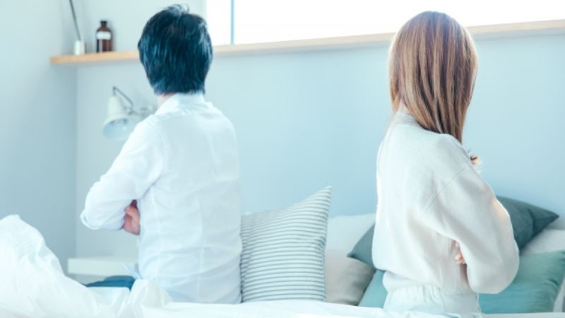 別行動する夫婦