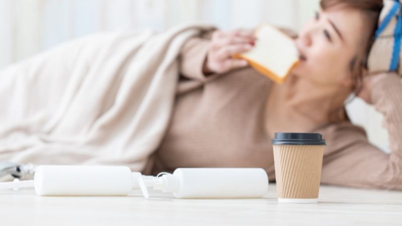 汚い寝室で寝る女性