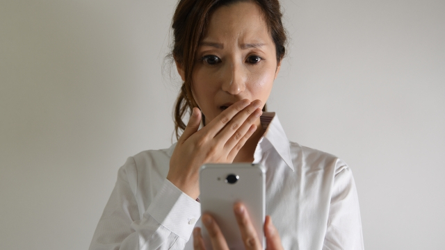 リベンジポルノに驚く女性